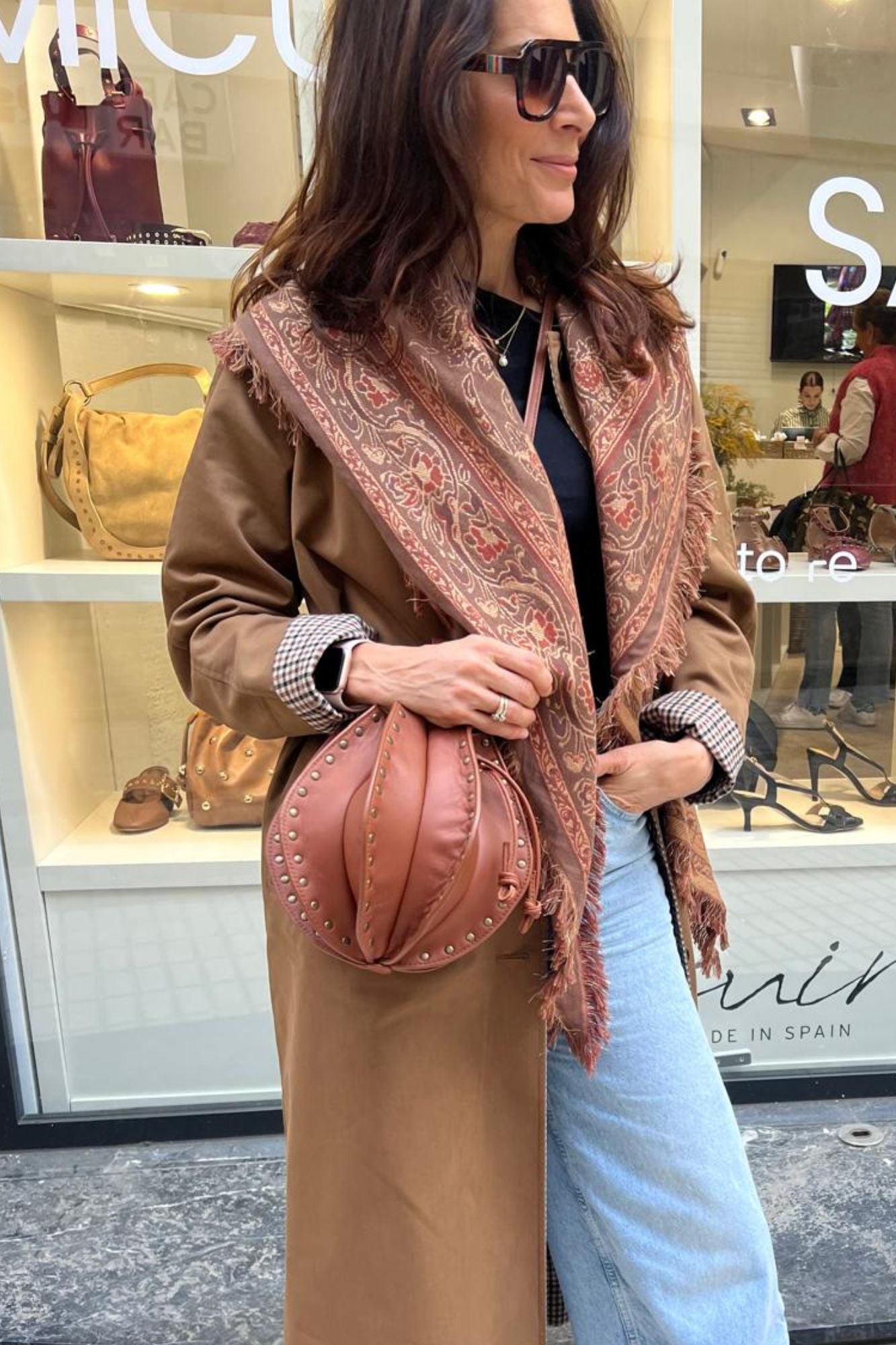 BOLSO FOLDA TACHAS CARAMELO