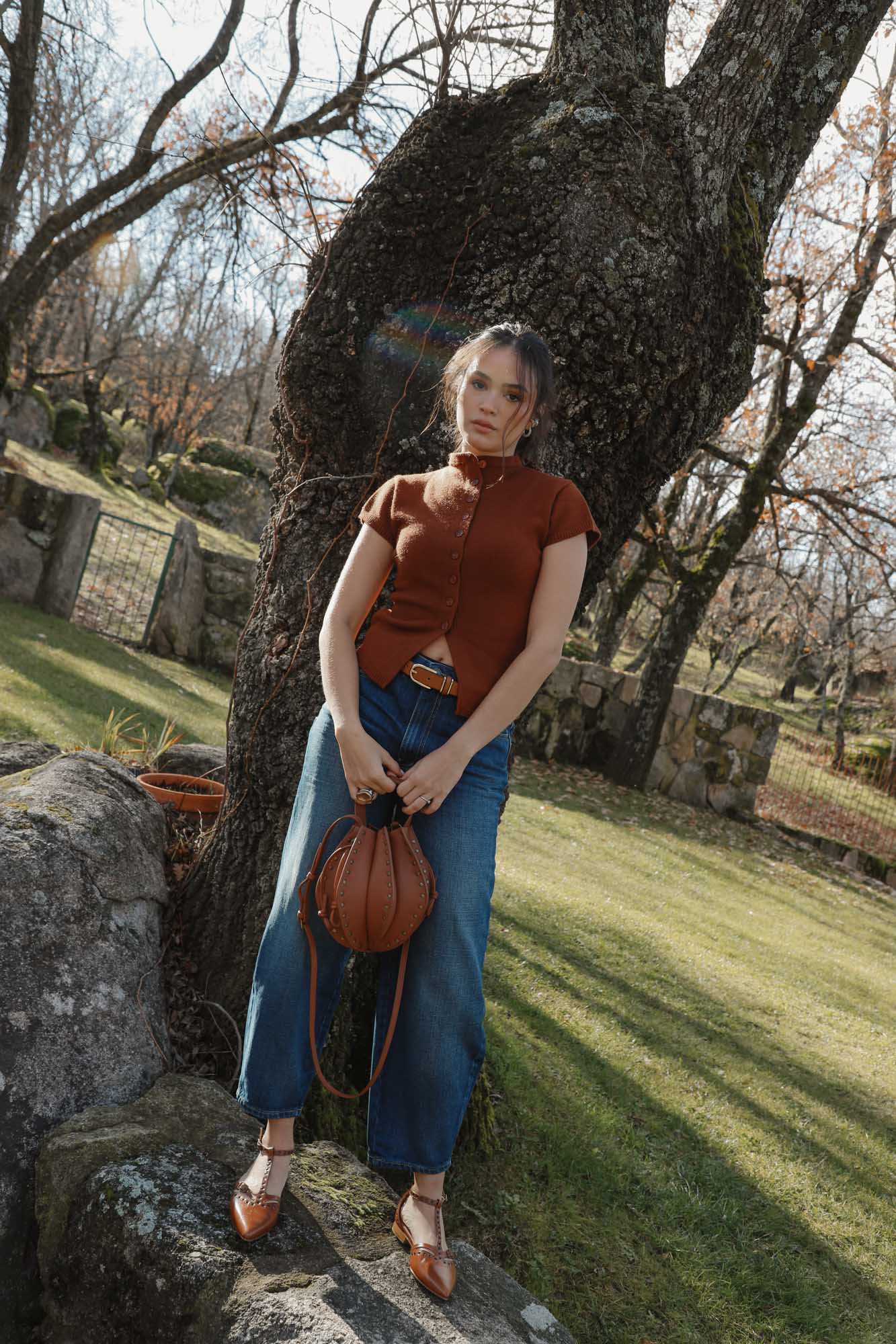 BOLSO FOLDA TACHAS CARAMELO