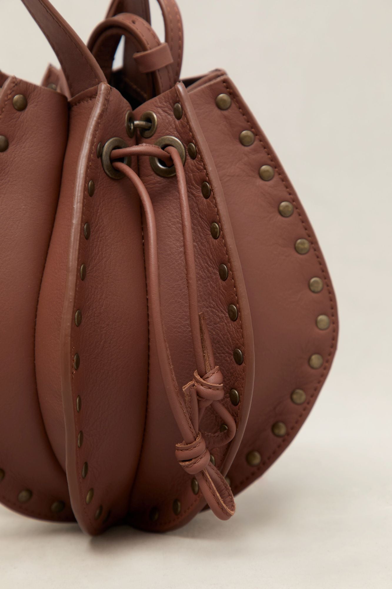 BOLSO FOLDA TACHAS CARAMELO