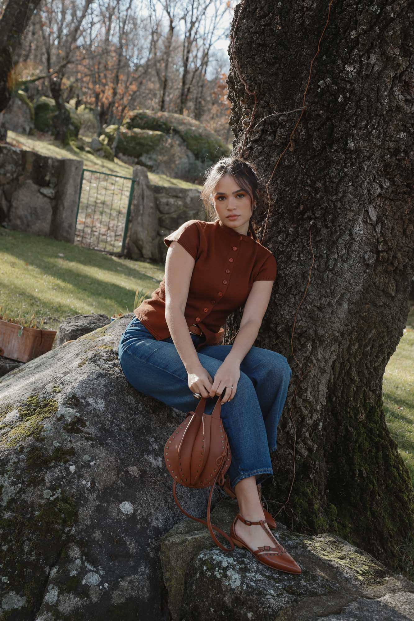 BOLSO FOLDA TACHAS CARAMELO