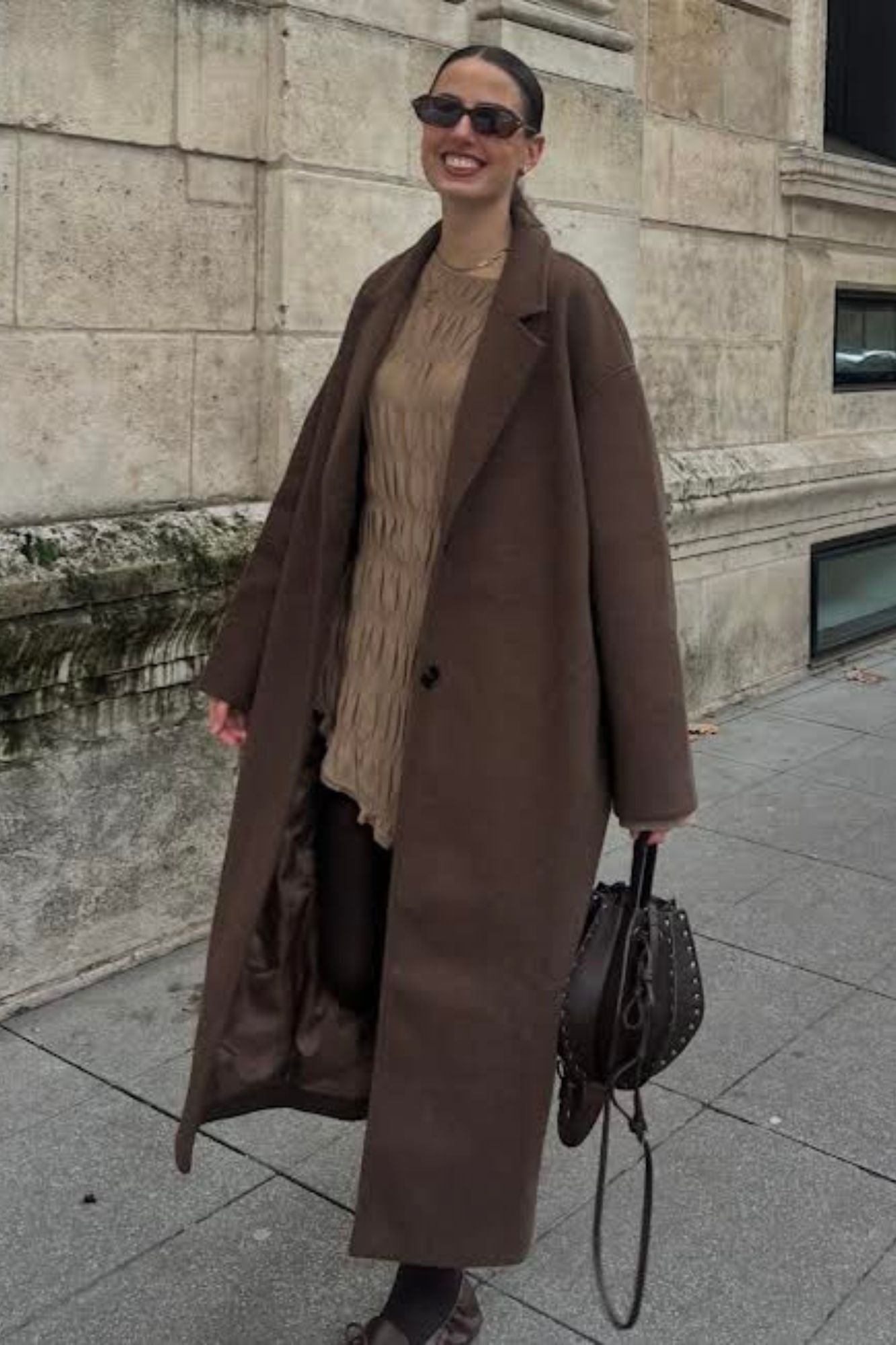 BOLSO FOLDA TACHAS CHOCOLATE