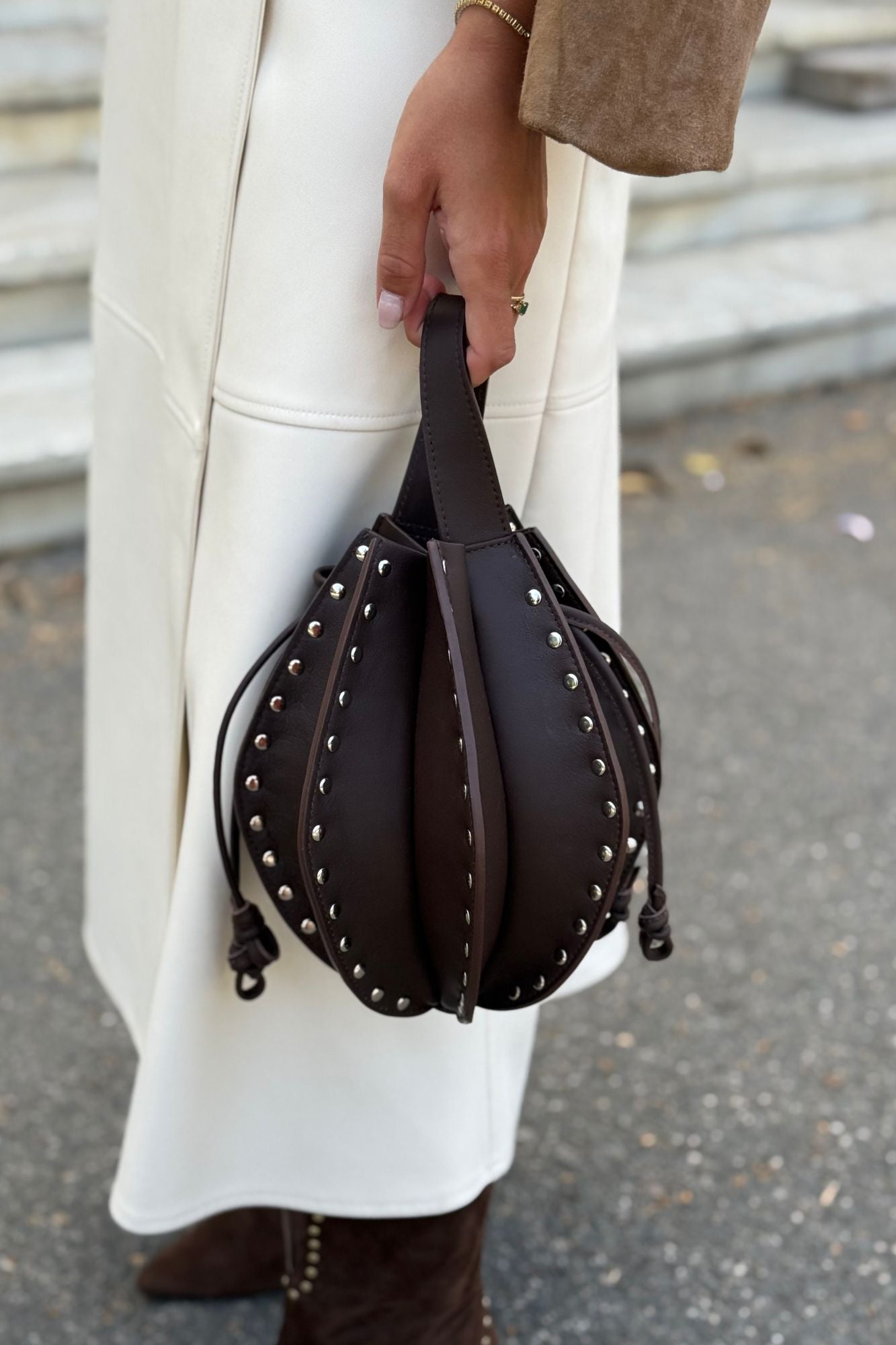 BOLSO FOLDA TACHAS CHOCOLATE