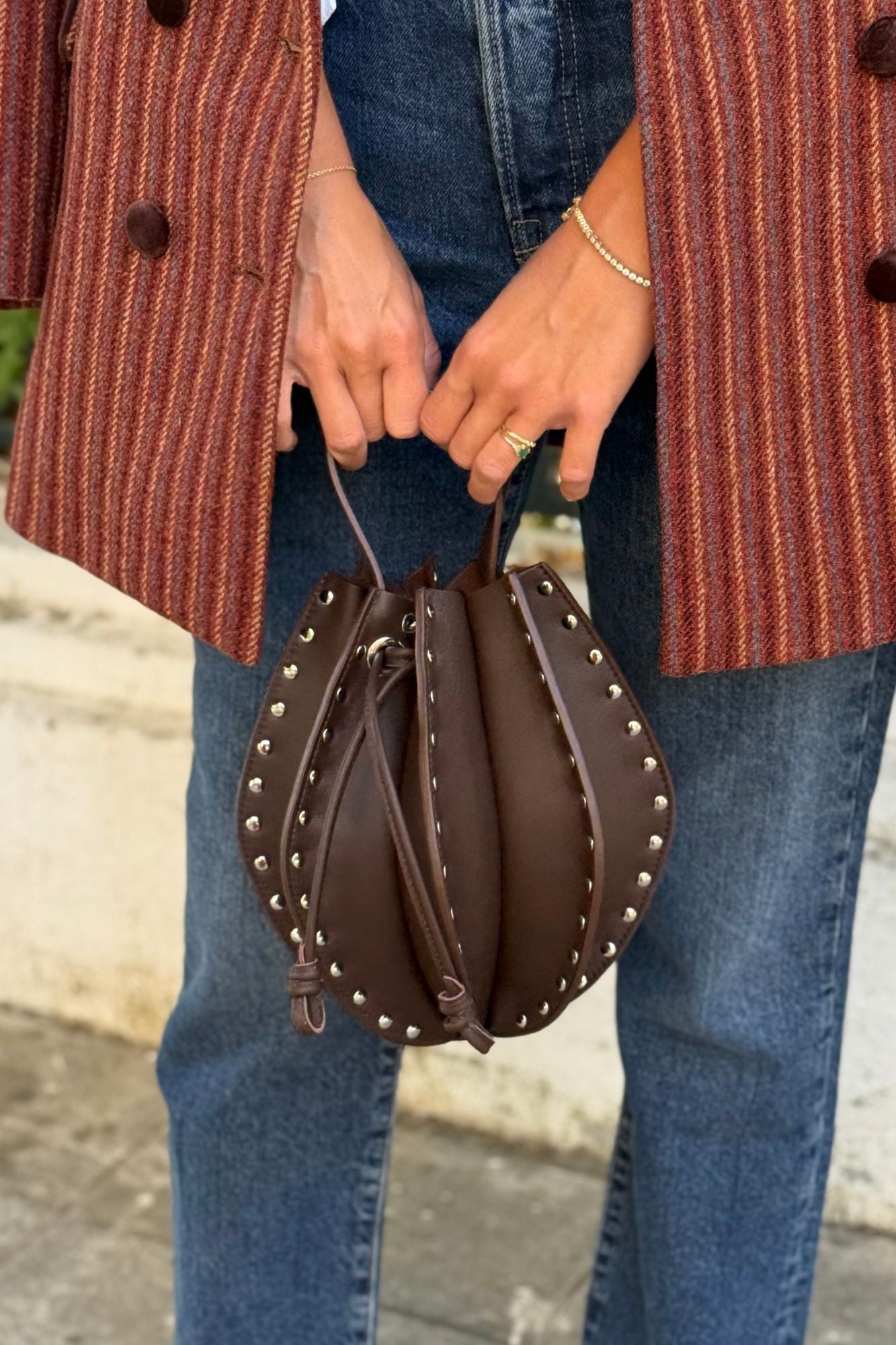 BOLSO FOLDA TACHAS CHOCOLATE