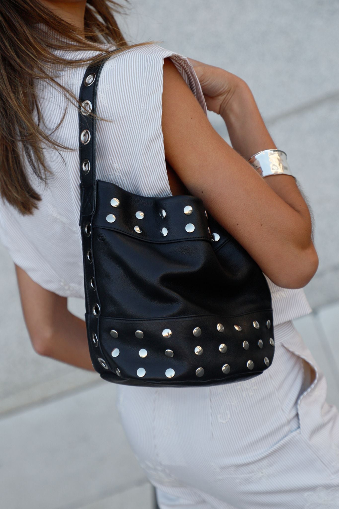 BOLSO BUCKET MINI NEGRO TACHAS