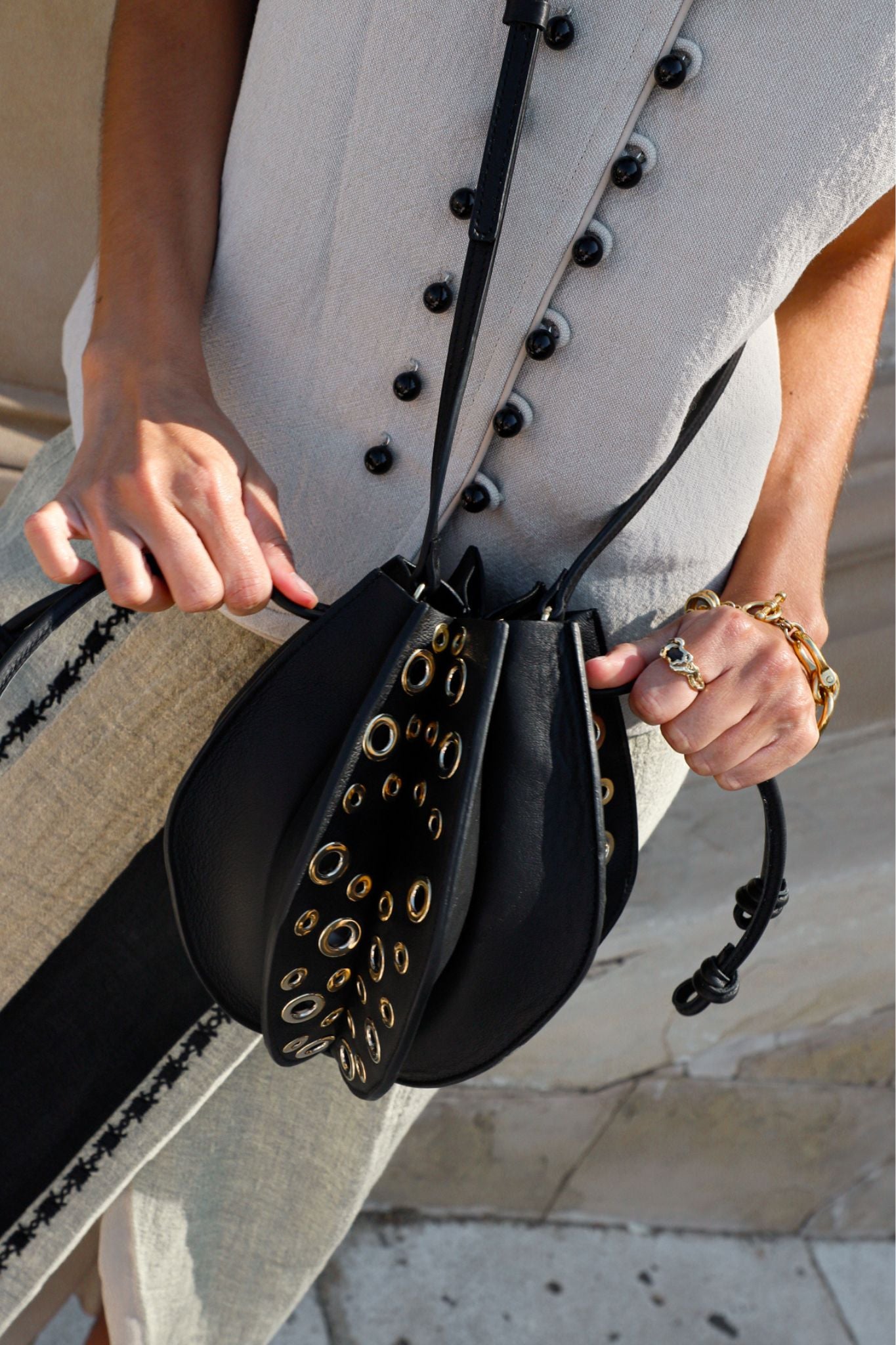 BOLSO DINSUM NEGRO TACHAS