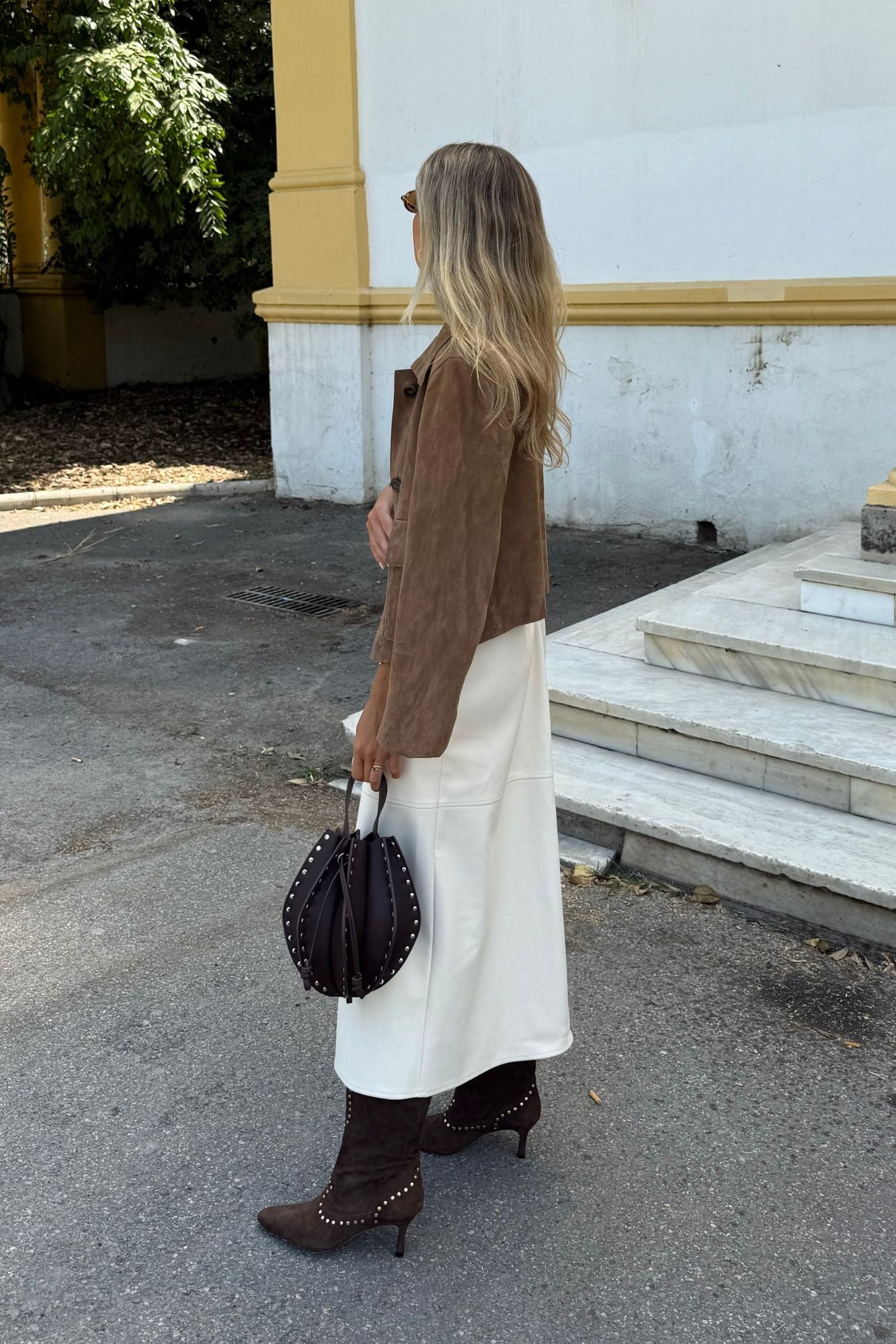 BOLSO FOLDA TACHAS CHOCOLATE
