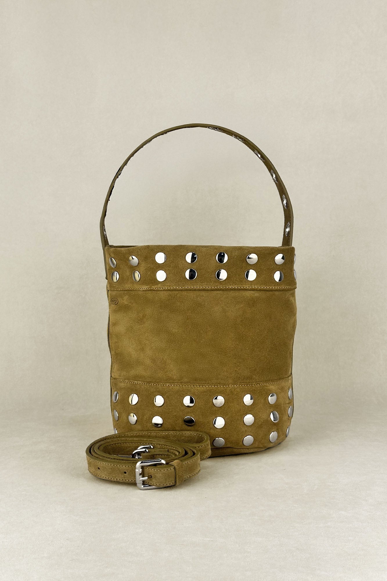 BOLSO BUCKET MINI TACHAS SERRAJE TOSTADO