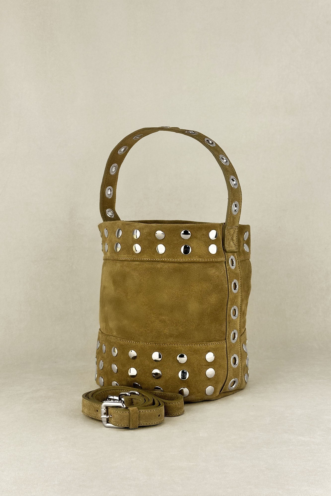 BOLSO BUCKET MINI TACHAS SERRAJE TOSTADO