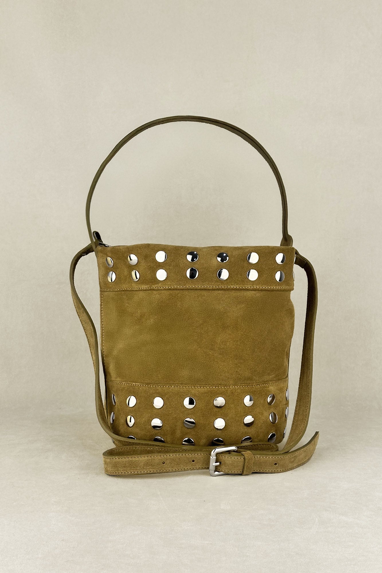 BOLSO BUCKET MINI TACHAS SERRAJE TOSTADO