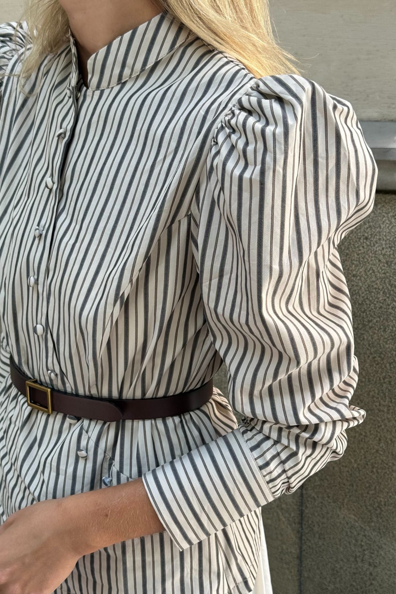 CAMISA BOTONES CRUZADOS RAYAS BEIGE