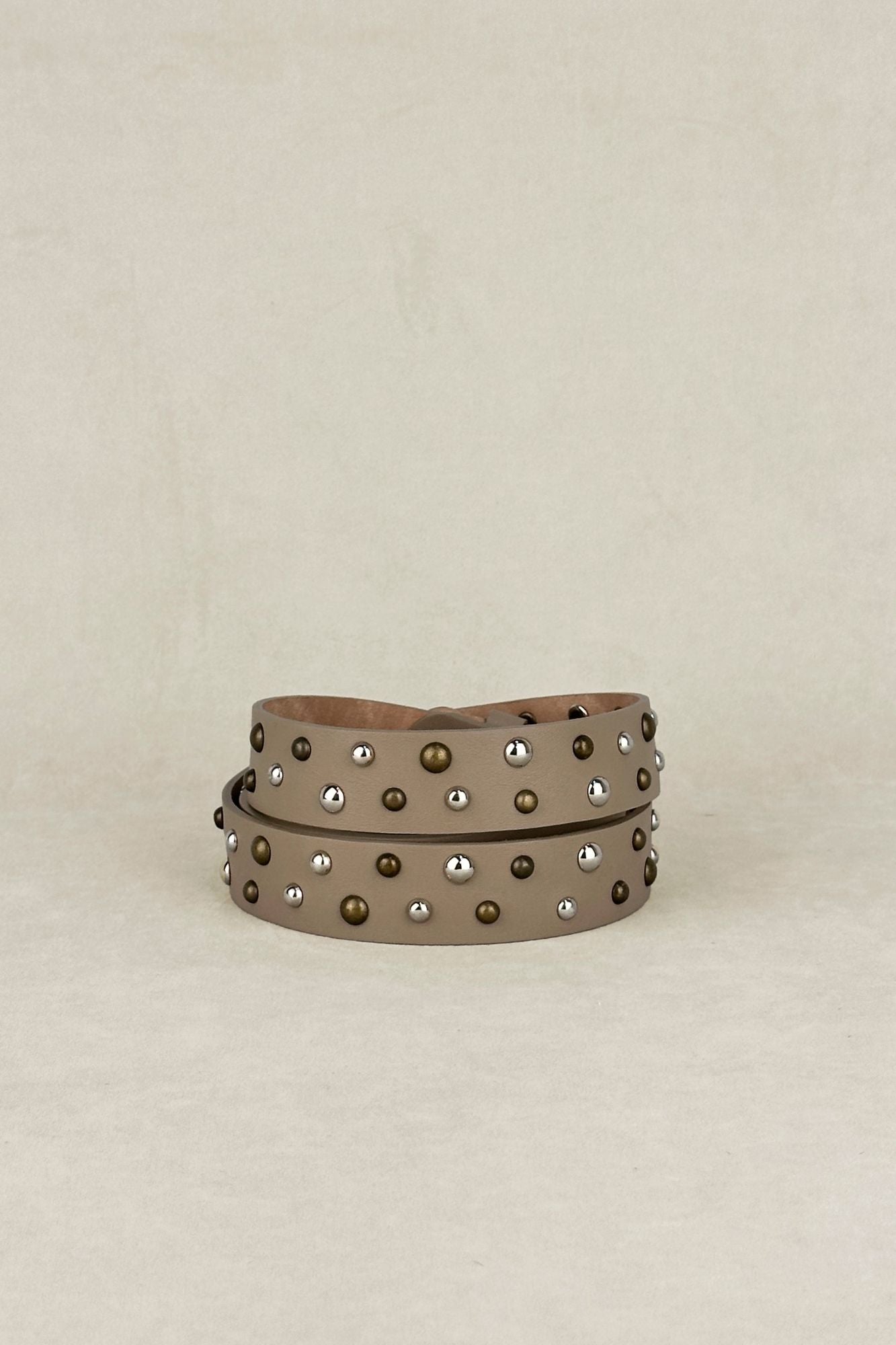 CINTURON TACHAS TAUPE