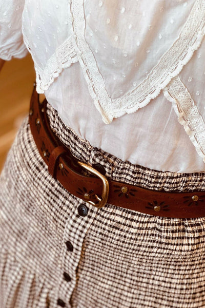 CINTURON FLOR TACHAS CUERO