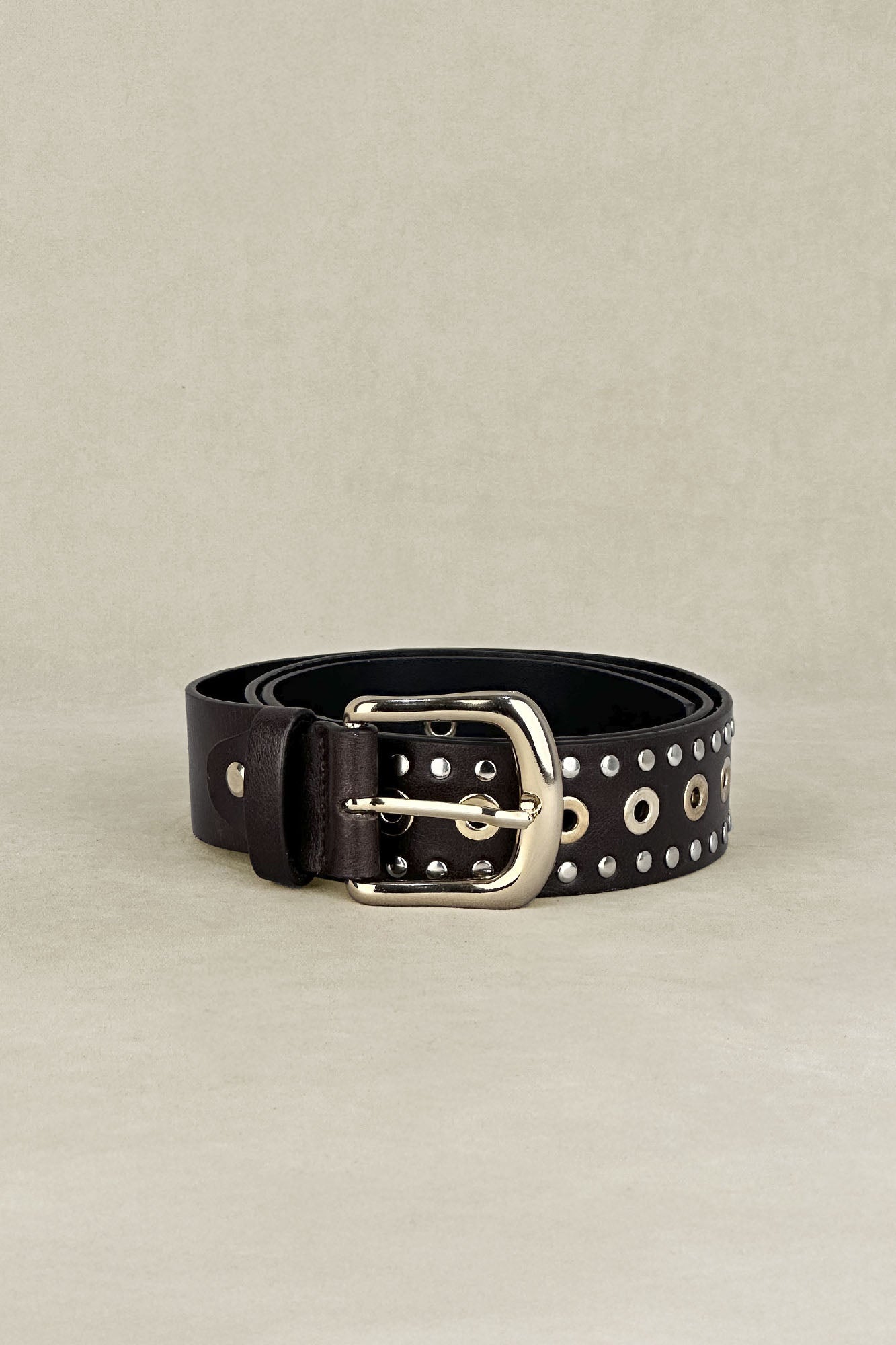 CINTURON ROCKER TACHAS CHOCOLATE