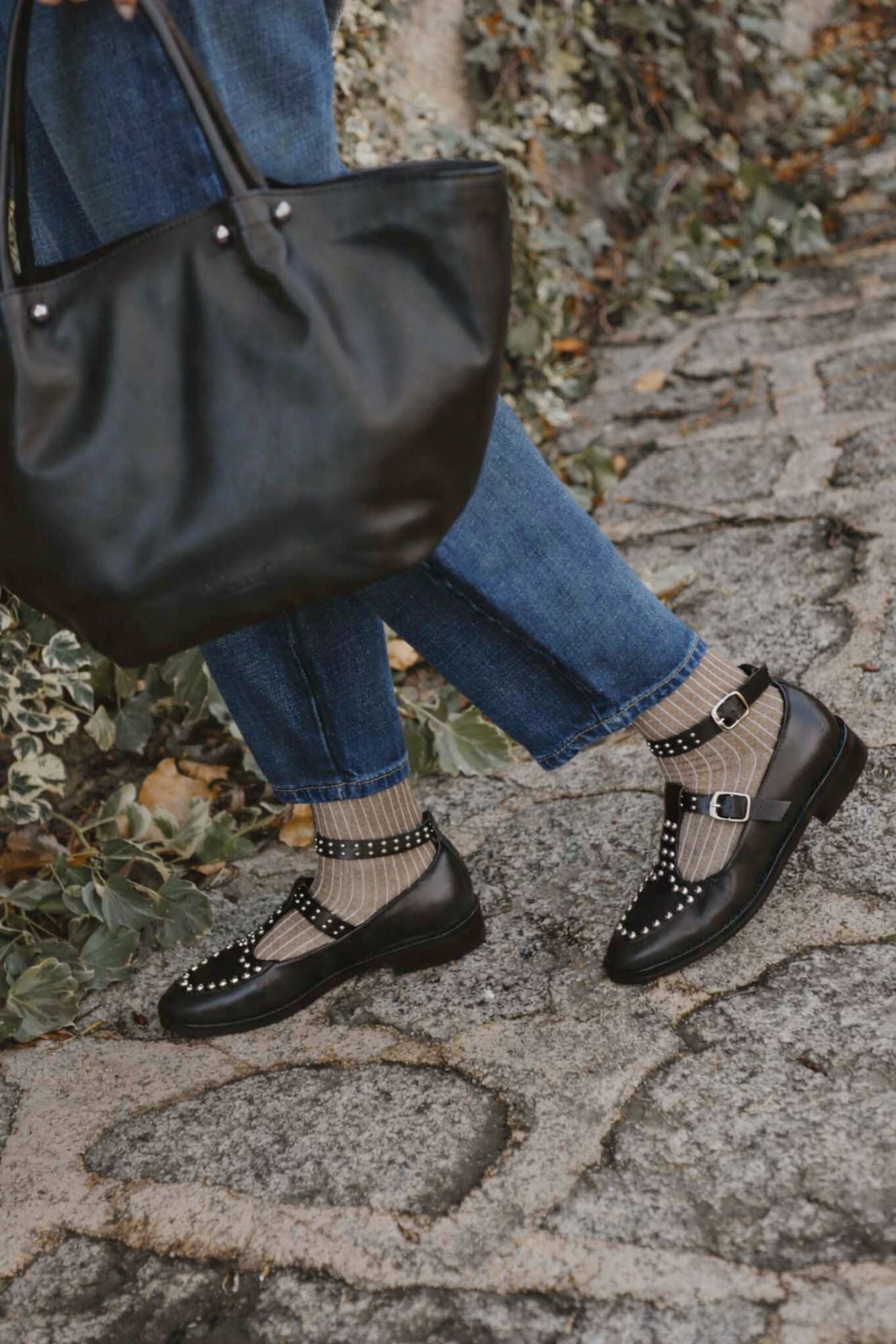 MOCASIN T-BAR TACHAS NEGRO