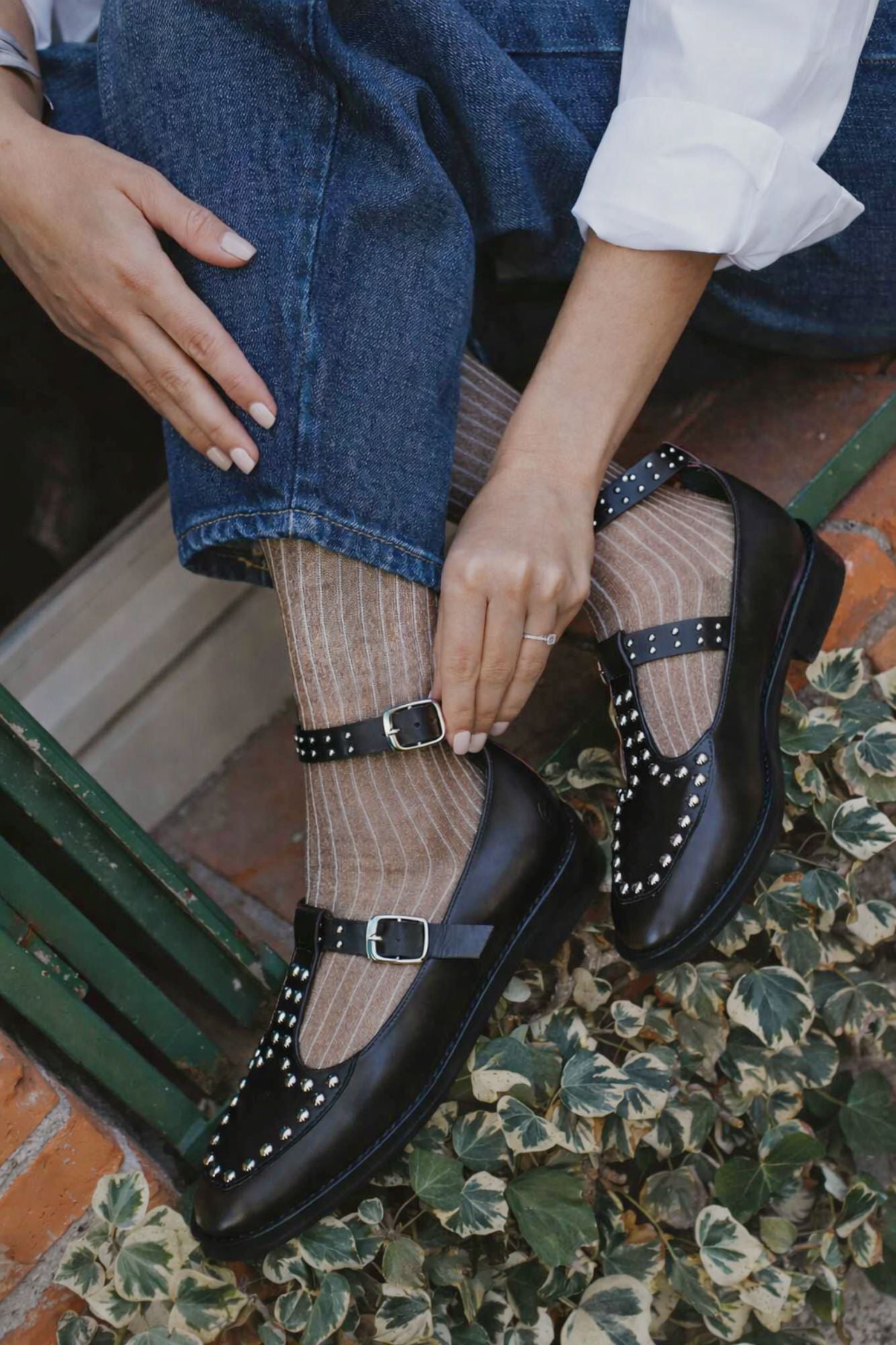 MOCASIN T-BAR TACHAS NEGRO