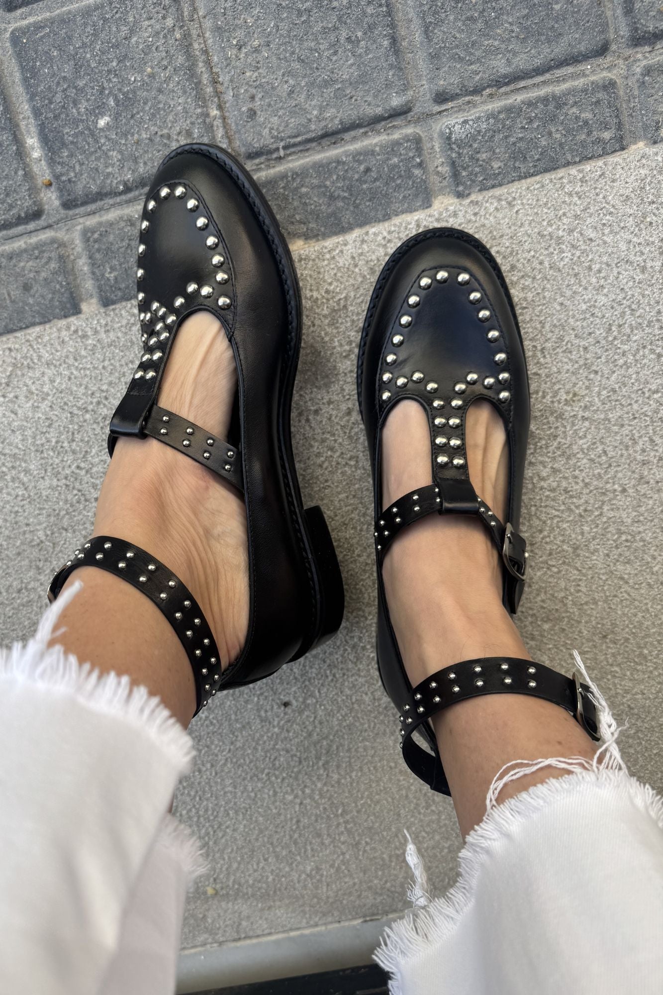 Mocassin à bride en T et clous, noir