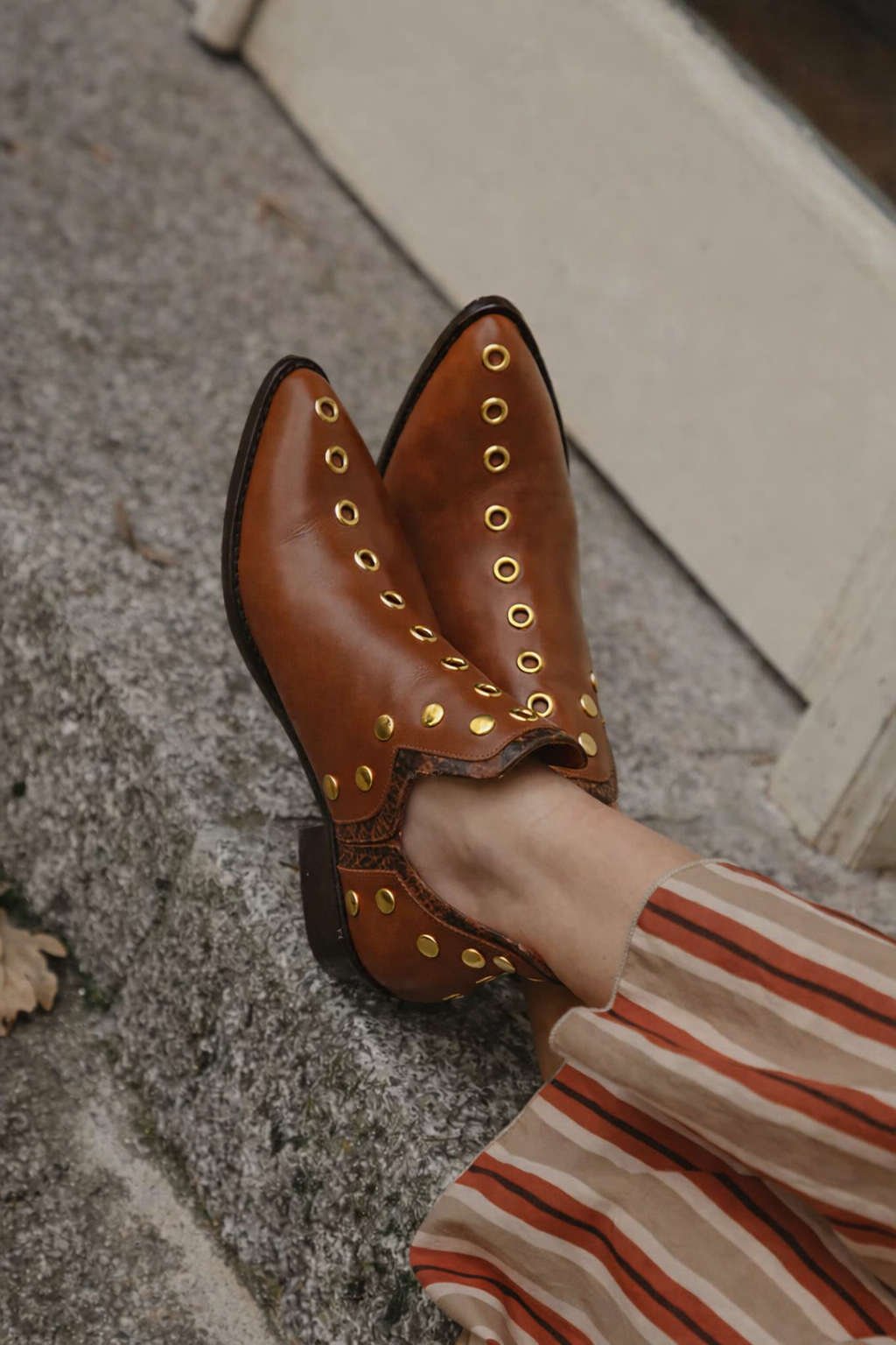 PUNKY BOOTS CAOBA TACHAS ORO 4CM