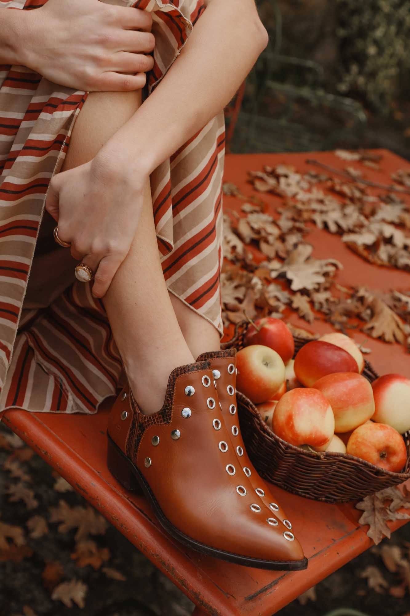 PUNKY BOOTS CAOBA TACHAS PLATA 4CM