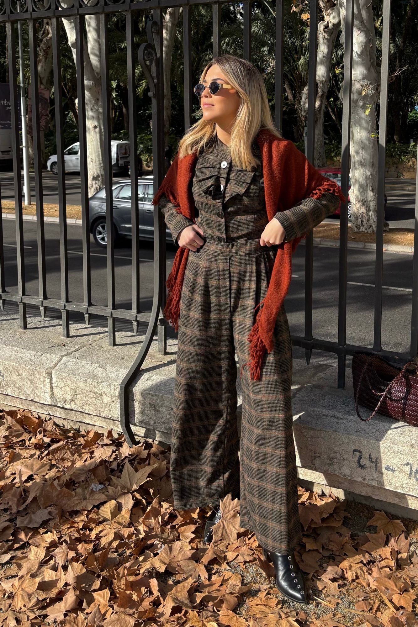 PUNKY BOOTS NEGRO TACHAS PLATA TACON 7CM