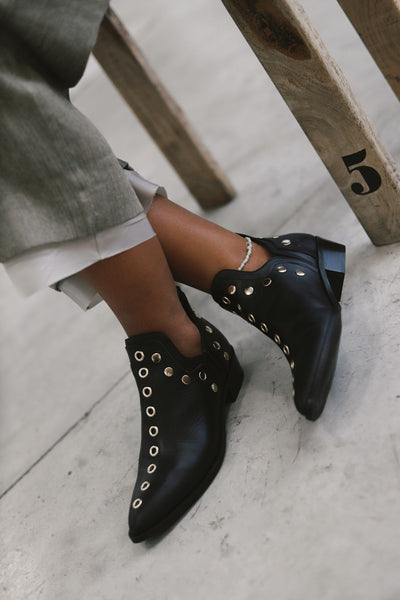 PUNKY BOOTS NEGRAS TACHAS ORO 4CM
