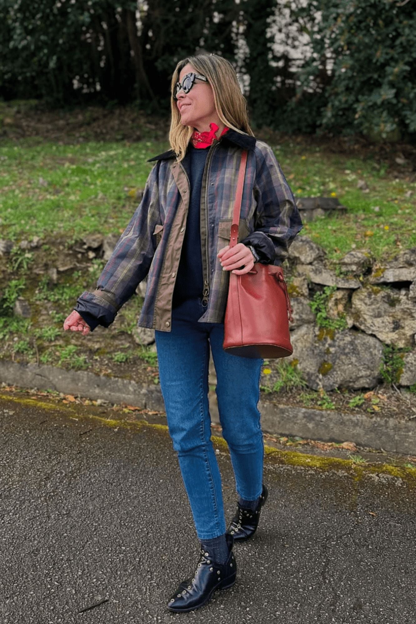 PUNKY BOOTS NEGRAS TACHAS PLATA 4CM