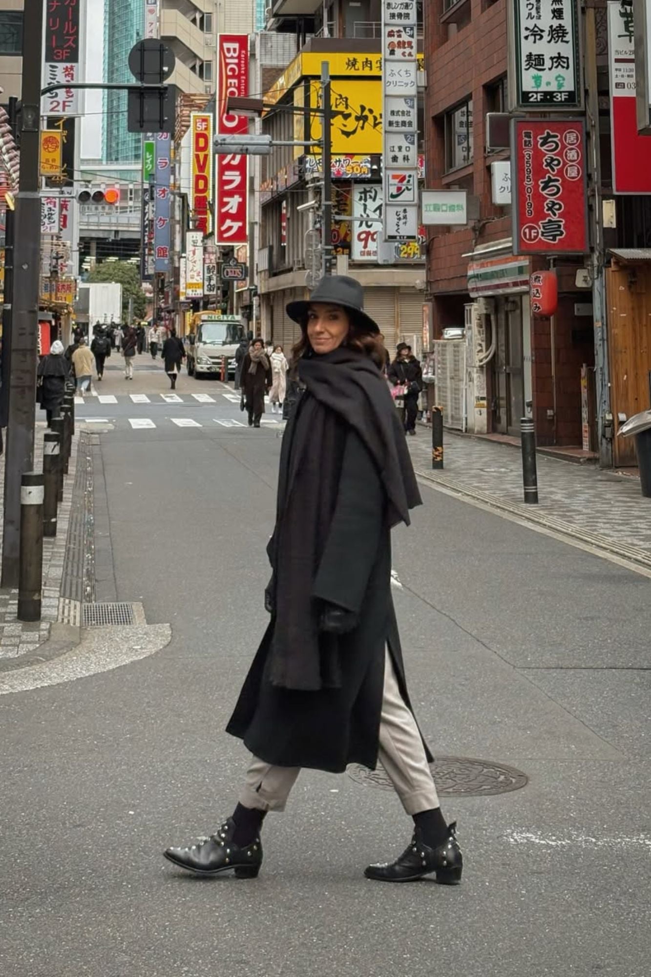 PUNKY BOOTS NEGRAS TACHAS PLATA 4CM