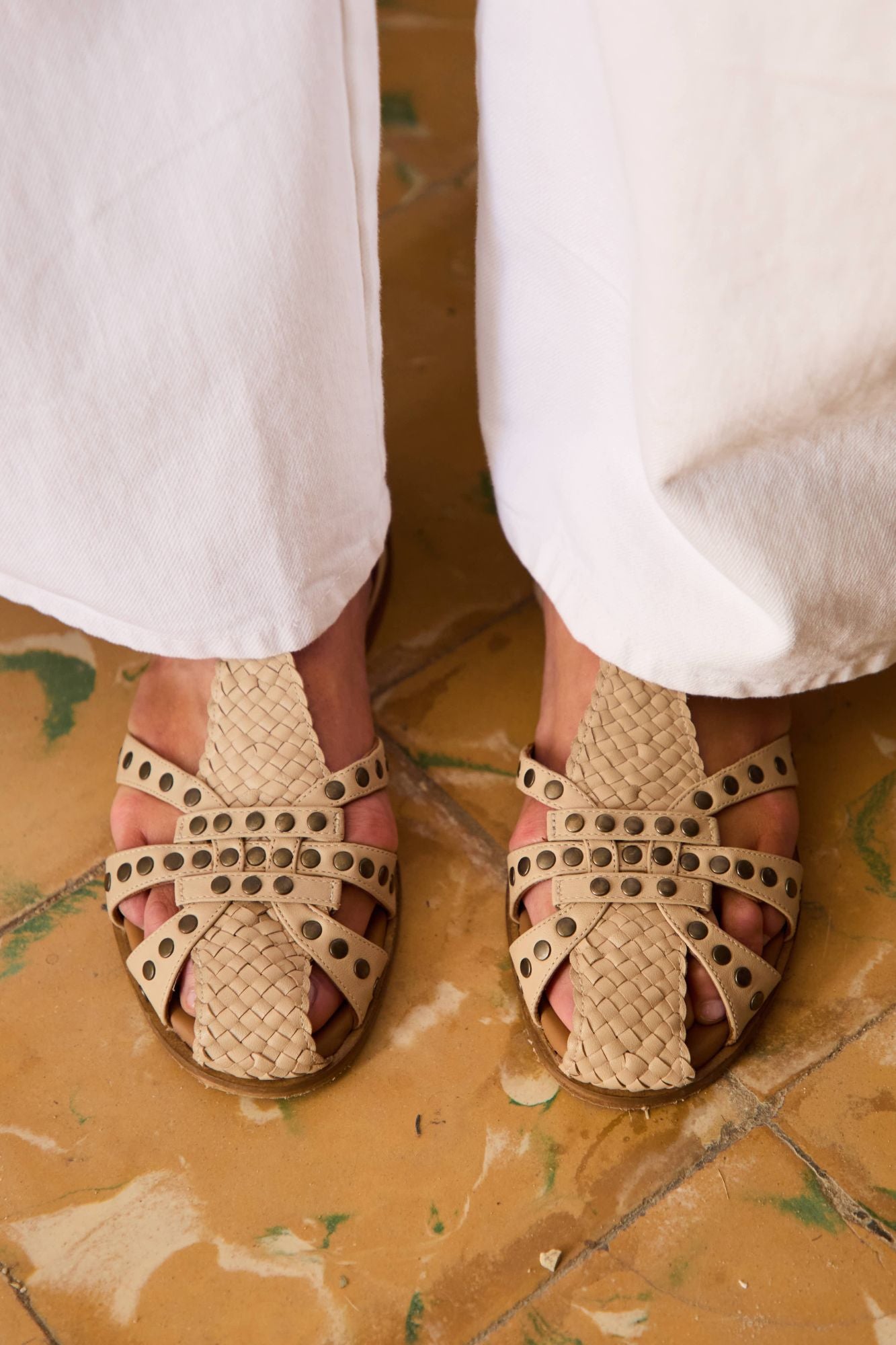 SANDALIA CANGREJERA JAIRA LATTE