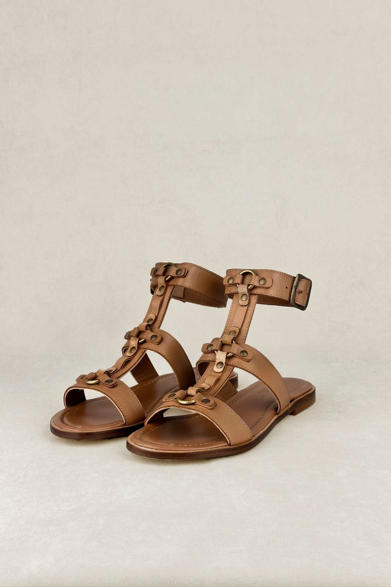Sandalia estilo gladiador color nude