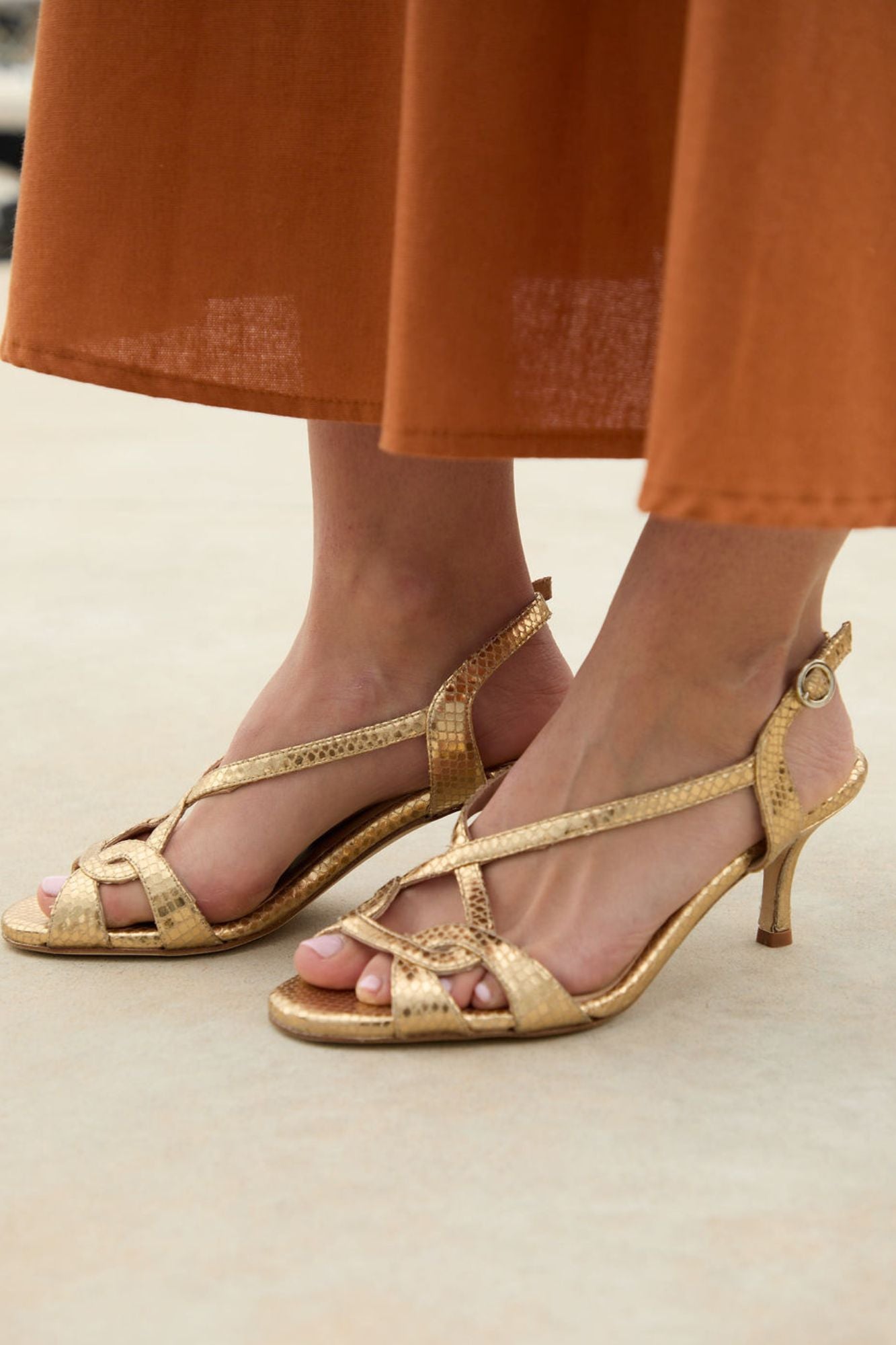 SANDALIA GADEA PETIT GRABADO ORO 5.5CM