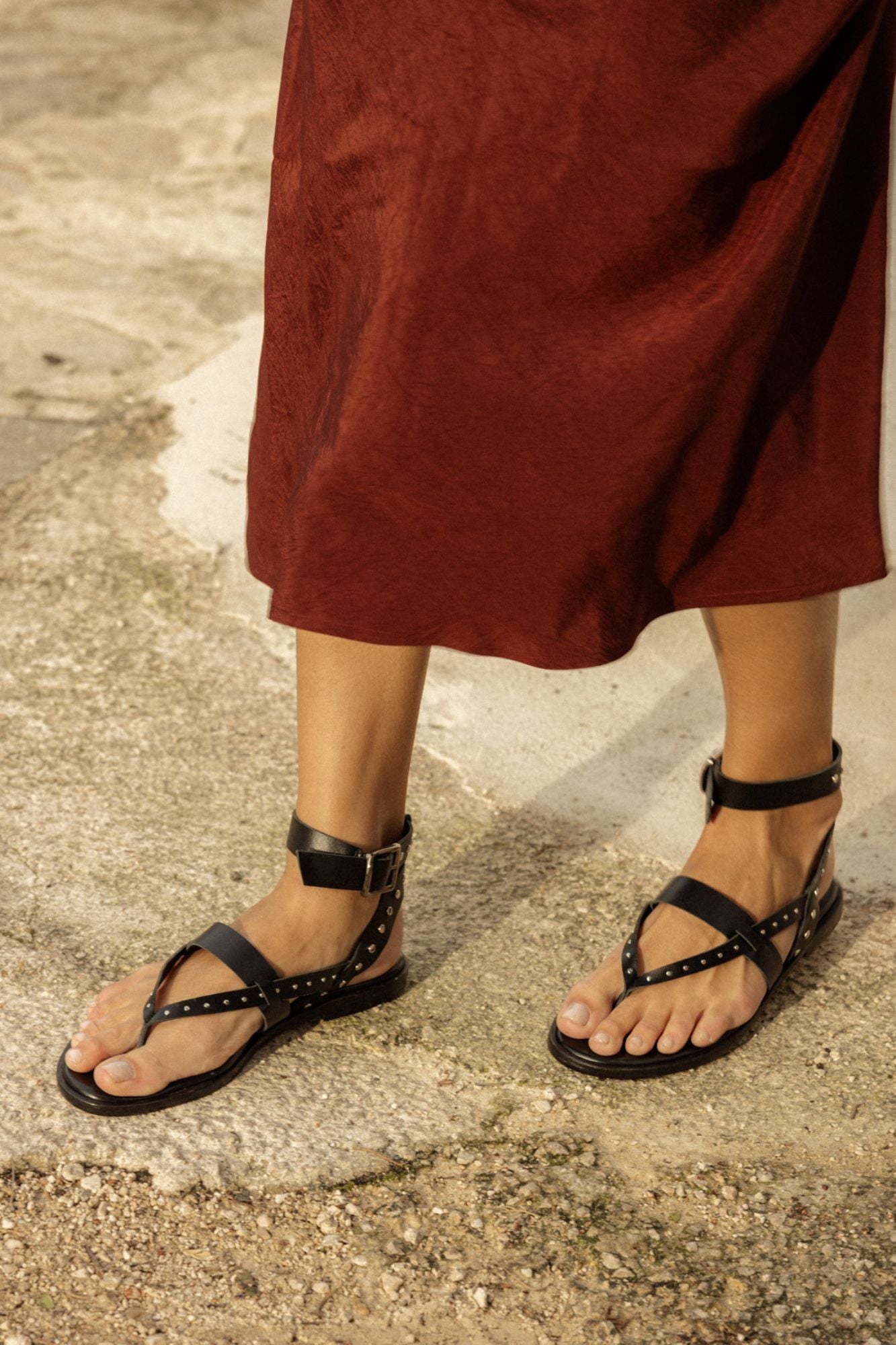 Sandalia hecha a mano en españa en piel color negro 