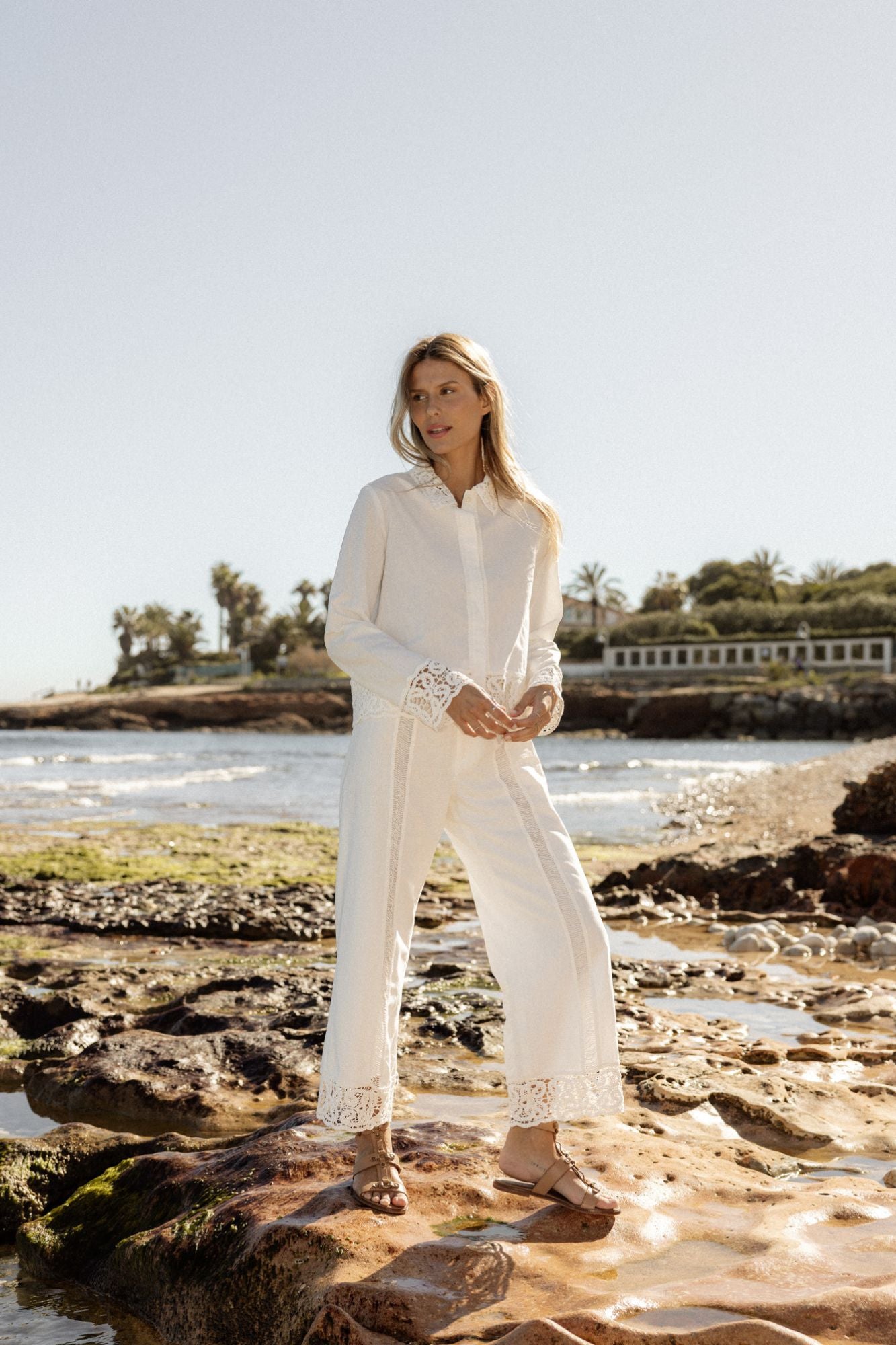 Total look verano conjunto de lino blanco con sandalia tipo romana de piel