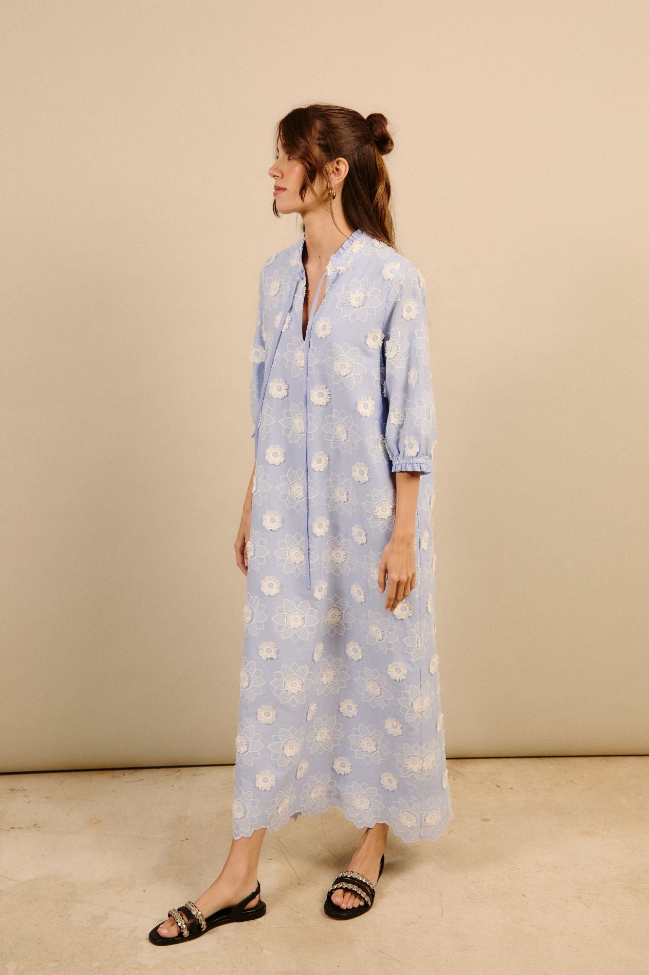 VESTIDO FLORES BORDADO AZUL