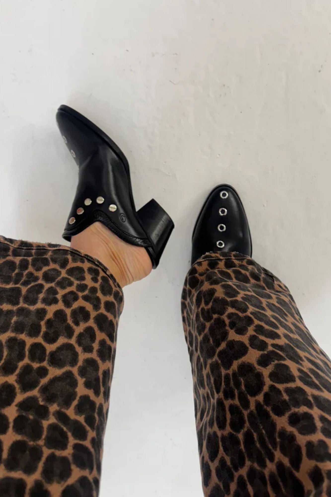 ZUECO PIEL NEGRO PUNKY
