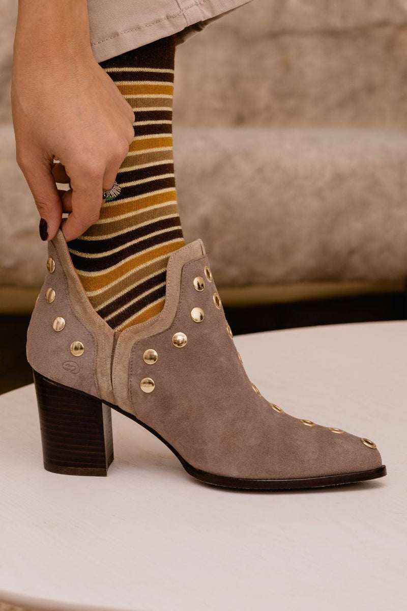 PUNKY BOOTS ANTE BEIGE CON TACÓN TACHAS ORO 7CM
