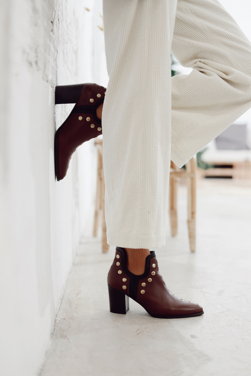 PUNKY BOOTS AVELLANA CON TACÓN TACHAS ORO 7CM