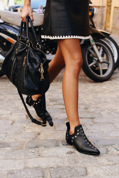 PUNKY BOOTS NEGRAS TACHAS PLATA 4CM