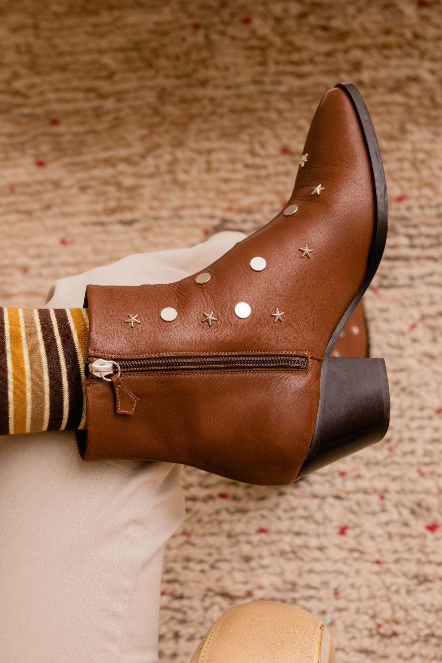 MATILDA STARS BOOTS CUERO TACHAS PLATA 6CM