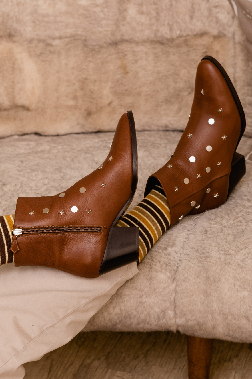 MATILDA STARS BOOTS CUERO TACHAS PLATA 6CM