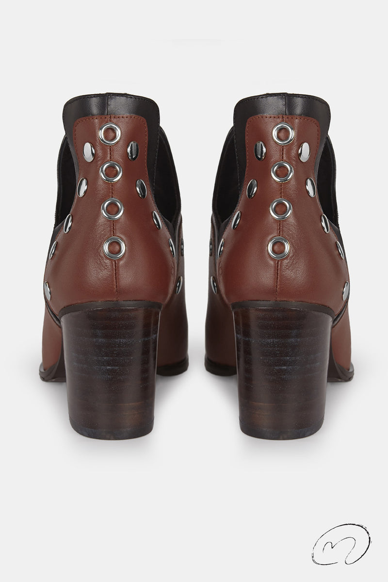 PUNKY BOOTS AVELLANA CON TACÓN TACHAS PLATA 7CM