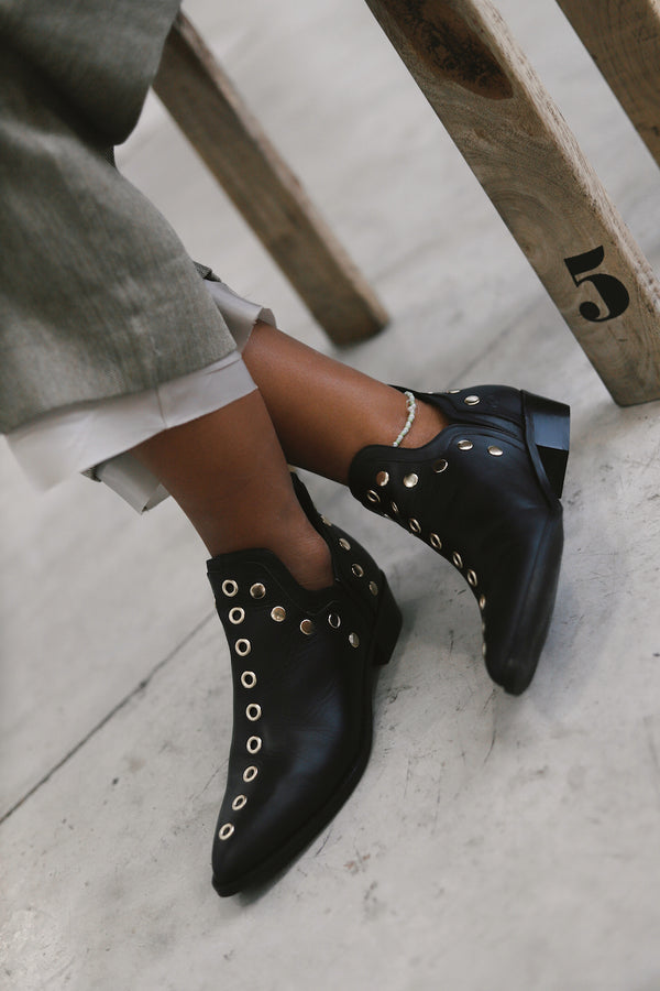 PUNKY BOOTS NEGRAS TACHAS DORADAS  4CM